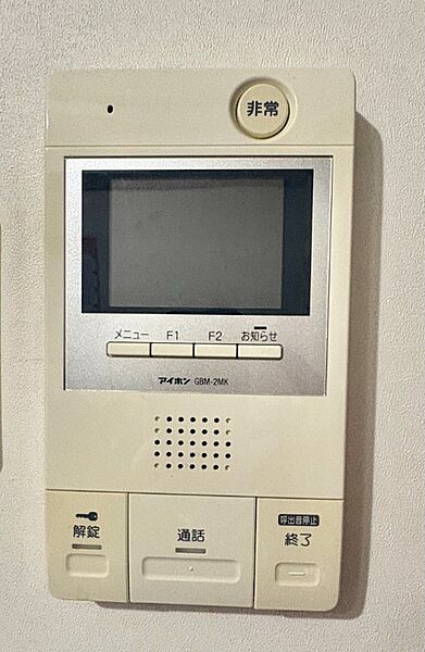 来訪者を映像と音声でしっかりと確認できるTV付インターホンで、安心のセキュリティを実現