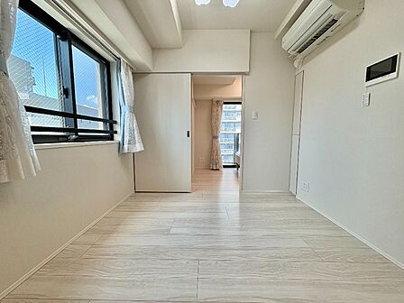 家具のレイアウトもしやすい約8.0畳のLDK。西・南向きの角住戸につき陽当たり良好です。