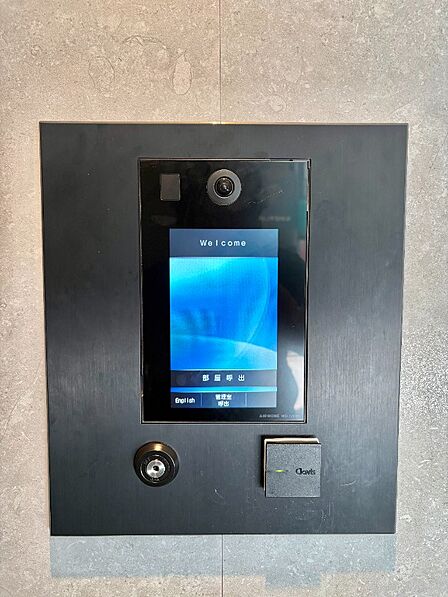 エントランスには不要な立ち入りを防ぐオートロックシステムを完備。都会での暮らしに安心感をもたらします。