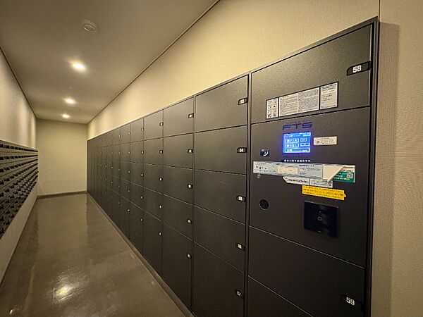 不在時や手が離せない時も安心。24時間いつでも荷物を受け取れる宅配ボックスです。