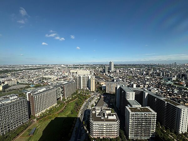 タワー高層階ならではの特権。遮るものがない圧倒的な眺望と開放感となっております。