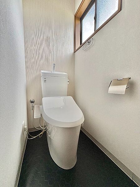 お手入れもしやすい新品に交換済みの綺麗なトイレです。