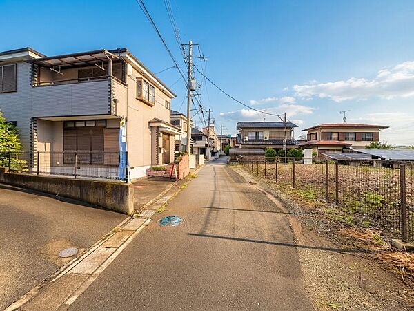 東側4m公道・間口約9.6mの開放感ある外観です