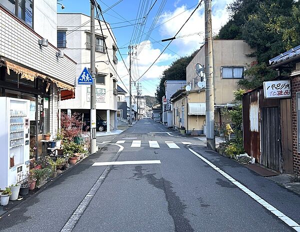前面道路が広く、車通りの少ない落ち着いた立地中心部に近い利便性を備えつつ、前面道路は広く車の出入りもスムーズ。交通量が少なく、静かな住環境が魅力です。