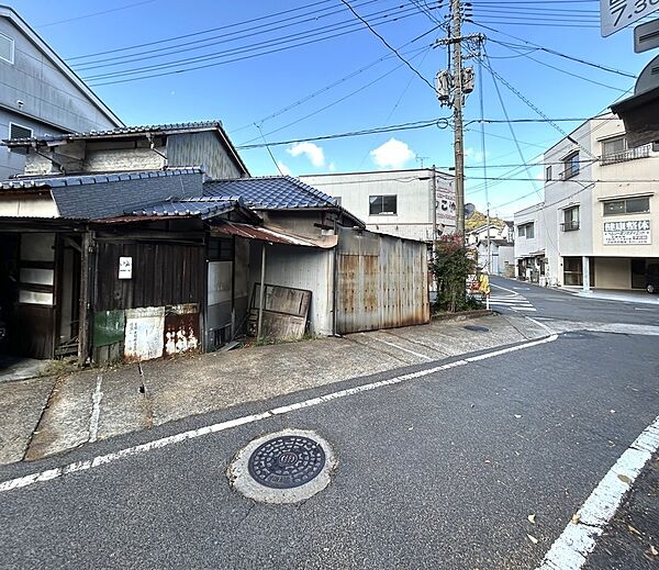 前面道路が広く、交通量が少ないため、日常の出入りやお子様の通行も安心感があります。