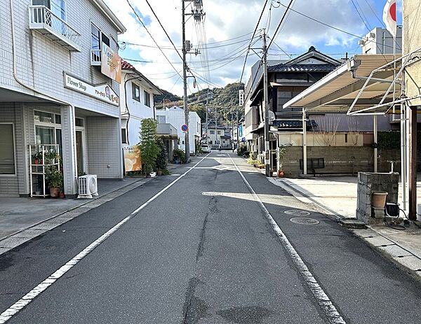 前面道路が広く、交通量が少ないため、日常の出入りやお子様の通行も安心感があります。