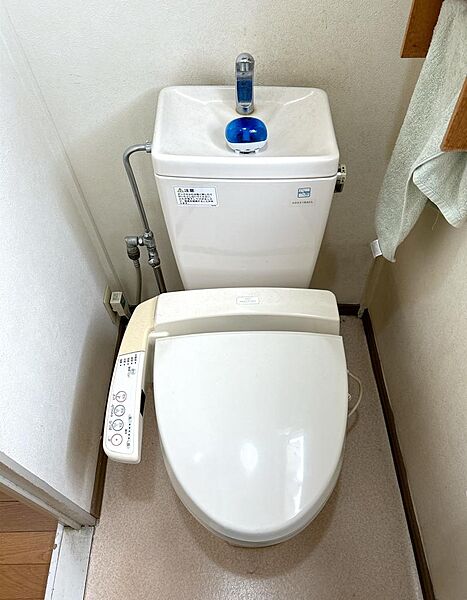 【トイレ】リフォーム済みのトイレ。快適な温水洗浄便座など、毎日をより便利に快適に過ごせる仕様です。