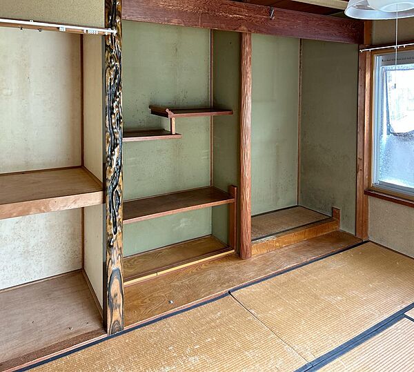 【和室】リビング横の和室は、多用途に活用可能！ お子様の遊び場や来客用スペース、ちょっとした昼寝にも最適。家族のライフスタイルに合わせた使い方ができます。