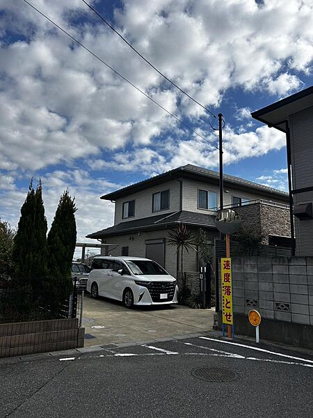 前面道路を含む外観