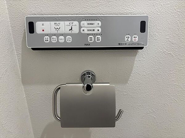 トイレのスイッチとペーパーホルダーです