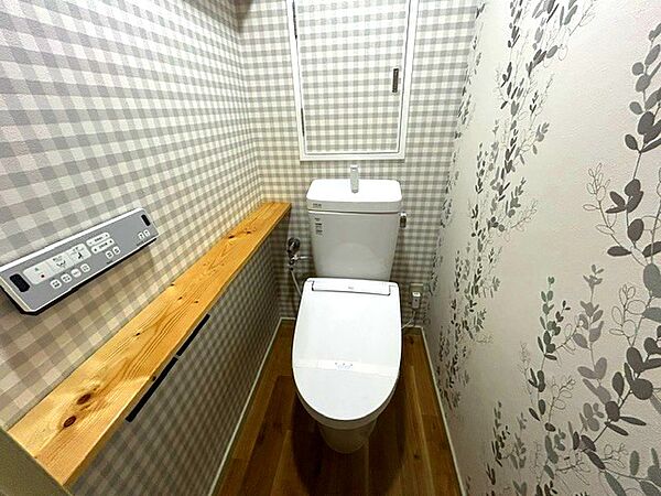 トイレのなかもクロス張替えしてます