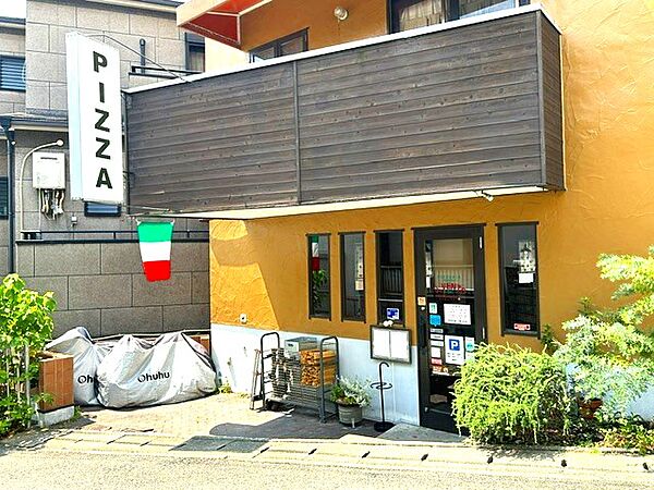 ランチも楽しめるピザ屋があります！