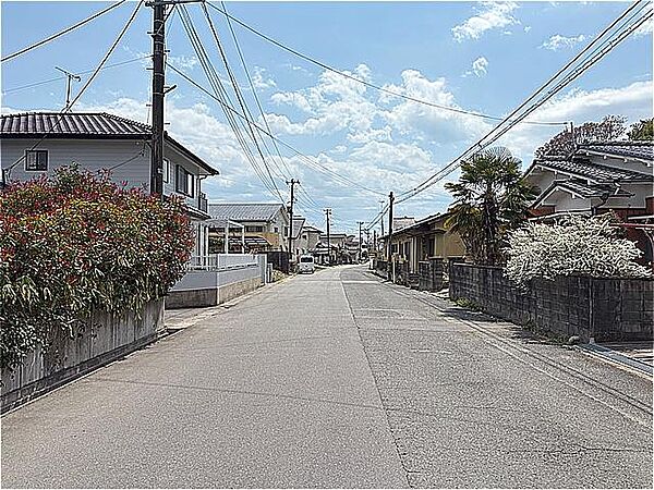 前面道路。この方向徒歩11分で植田駅に行けます。