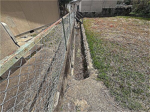 土地の間にはいわき市の水路があります。幅3ｍ程度の通行路も有