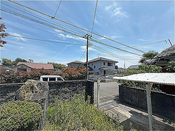 敷地内から南東方向への写真です。午前中から陽当たり良好です。