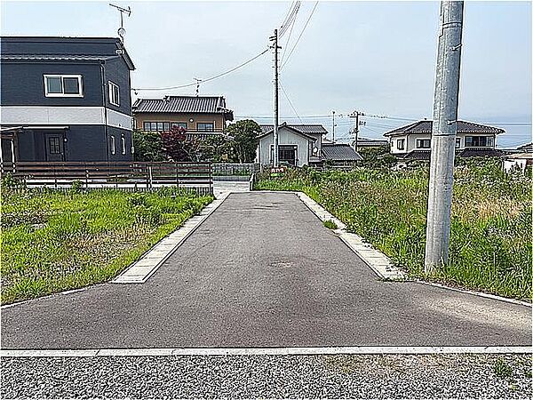 前面道路は宅地造成時に入れられた幅4ｍ道路です。
