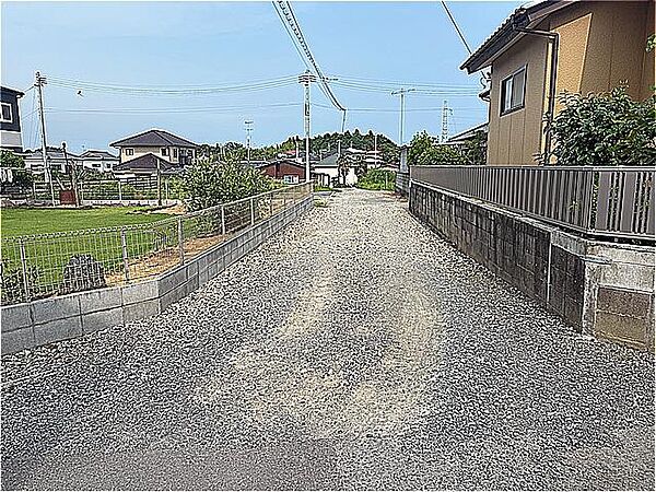 幅4ｍの舗装道路の手前一部は砂利になります。