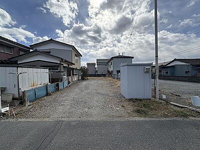 外観:敷地全体の写真です。土地の間口は7m。十分建物が建ちます。 外観:敷地全体の写真です。土地の間口は7m。十分建物が建ちます。
