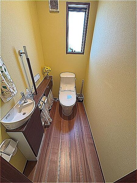 一階トイレの写真です。二階にもトイレがあります。