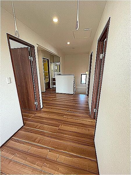 二階のホールと廊下の写真です。二階にもトイレと洗面化粧台付。