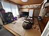 室内：ダイニングキッチンに隣接する和室8帖。