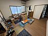 室内：一階北西側の洋室8帖。南側の部屋にはミニキッチンあり。