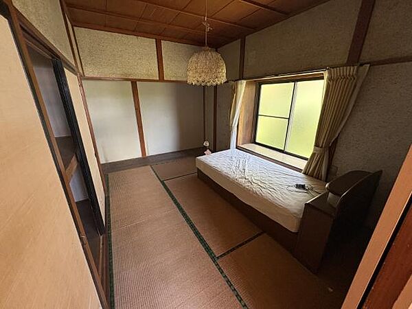 母屋北東側和室6帖。板の間があり納戸向け。