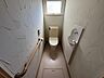 トイレ：一階トイレ。トイレ内も塗り壁です。