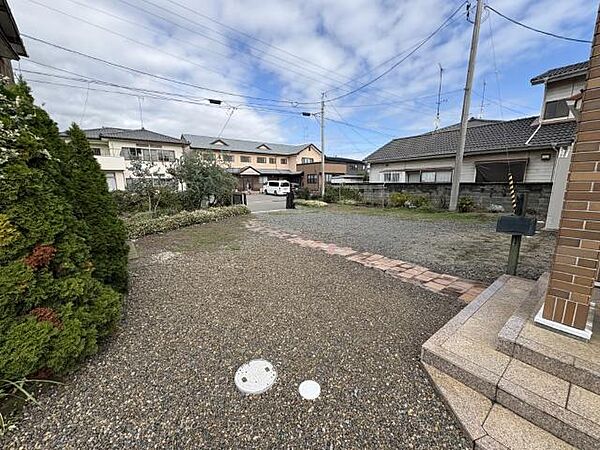 建物北側の駐車場には車10台は停まります。