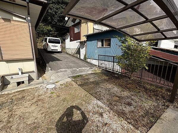 建物脇と敷地内にも駐車場あります。