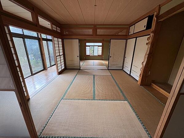 一階続き間の和室8帖2間です。