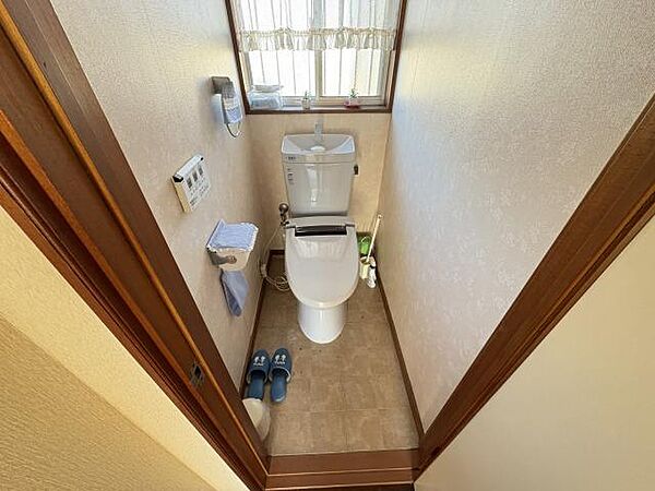 温水洗浄暖房機能付きウォシュレットトイレにリフォーム済。