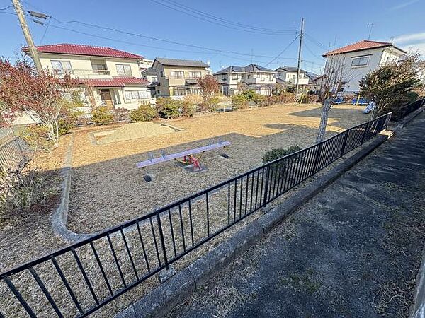 敷地の北側には公園があります。裏の門から行き来出来ます。