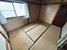 室内：二階北西側和室6帖。