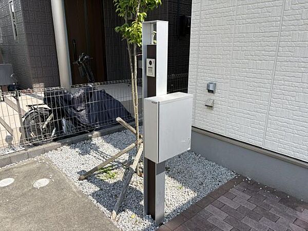 郵便ポストと表札、そしてテレビドアホンが一体になっています。