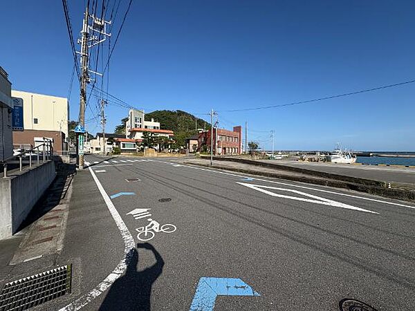進入路のすぐ目の前は江名漁港になります。