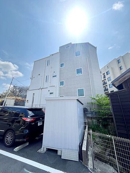 平成27年築の3階建て、ロフト付きの3LDKの住戸です。窓が多く設けられ、明るい生活空間。