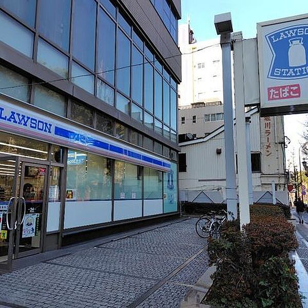 ローソン東大正門前店 郵便局の1階に入る店舗。オリジナルスイーツなどが人気です。 350m
