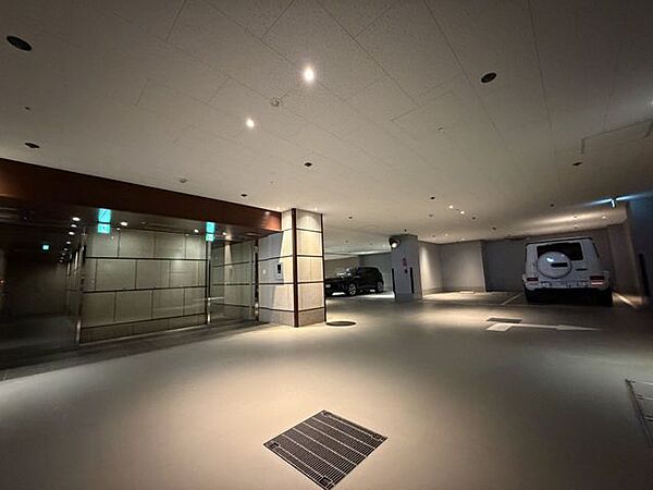 建物地下に自走式駐車場を完備。ハイルーフ車にも対応し、雨の日の乗り降りもスムーズ。建物内ならではの高いセキュリティ性も魅力です。（※空き状況はご確認ください）