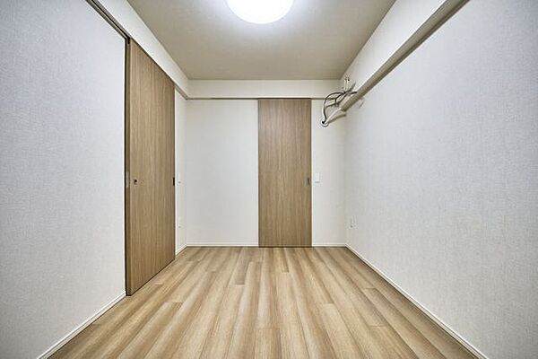 玄関横の約6帖のサービスルーム。スライドドア仕様で家具配置がしやすい造りです。