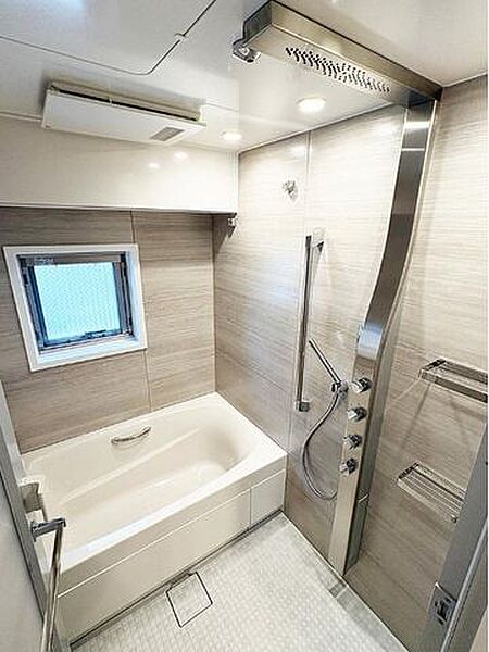 浴室にも窓があり、自然換気が可能。浴室乾燥機付きで雨の日のお洗濯にも便利です。