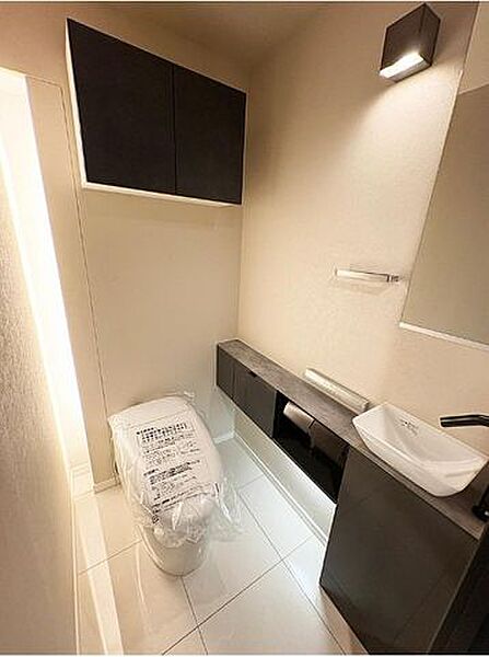 吊戸棚・手洗い場付のトイレ。