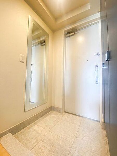 玄関前には住戸専用トランクルーム、ポーチを備えています。