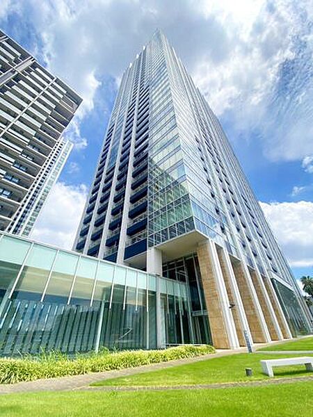 住友不動産旧分譲、地上42階建て3棟から構成されるワールドシティタワーズ。グッドデザイン賞したスタイリッシュ且つ上質な外観共用部には他タワーレジデンスとは一線を画す多彩な共用施設が備わります。