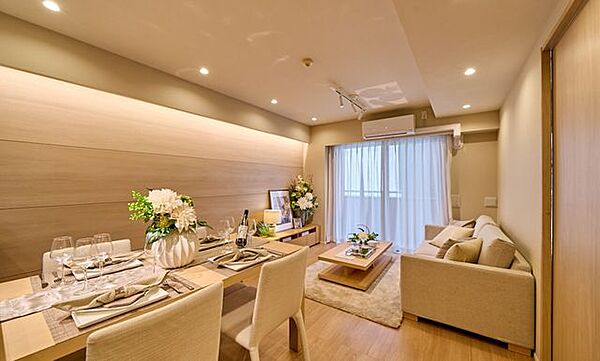 木目のアクセントウォールが印象的なリビング。上質な寛ぎと心地よい時間を演出する住空間です。