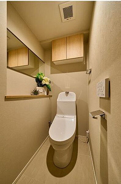 温水洗浄機能付トイレを採用。上部収納付きでトイレットペーパーや日用品の収納にも便利です。