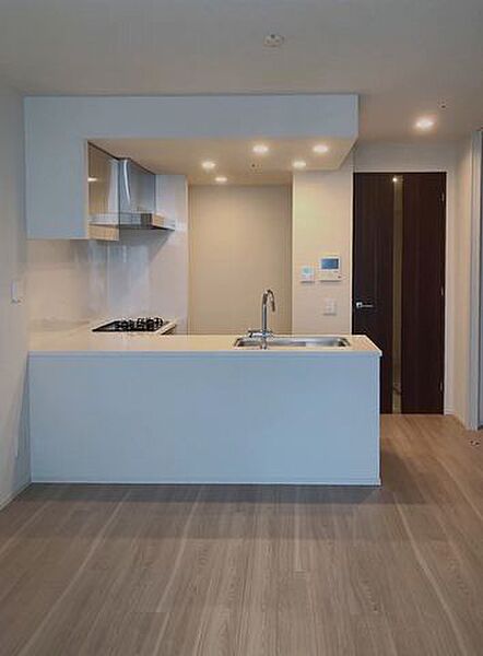 開放感のある対面式キッチンを採用したLDK。空間に一体感があり、ご家族とのコミュニケーションも自然と広がります。