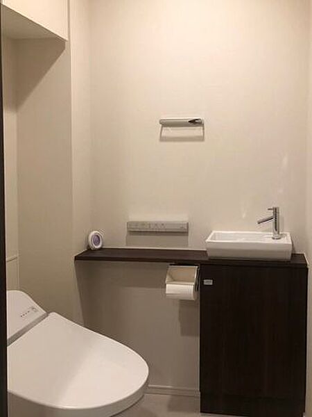 手洗いカウンター付きのトイレを採用。機能性とデザイン性を兼ね備えた、快適で使いやすい空間です。