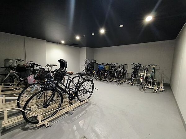 屋内型の駐輪スペースを確保。大切な自転車を雨風から守れるのも嬉しいポイントです。