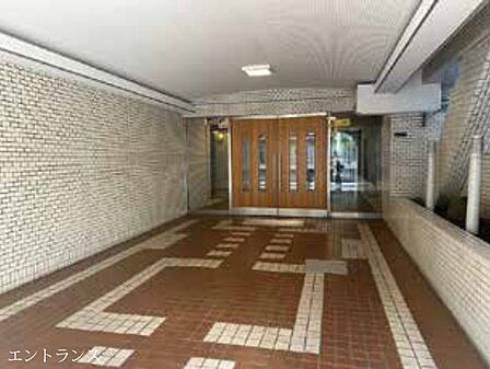 ゆとりのあるエントランスアプローチを採用。管理の行き届いた共用空間が住まいの第一印象を高めます。